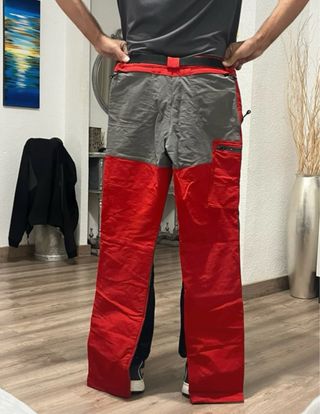 Pantalones de montaña rojos y grises