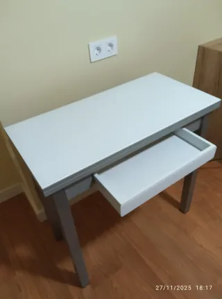 Mesa de cocina plegable gris y blanca