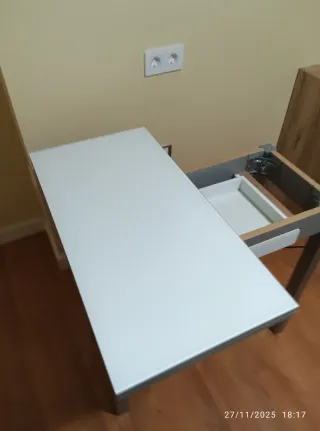 Mesa de cocina plegable gris y blanca