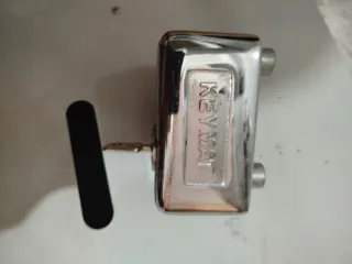 Candado sobre cerradura de metal