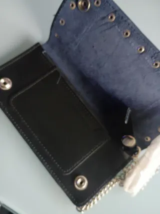 Cartera negra con cadena y tachuelas
