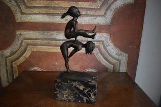 Figura bronce niñas base mármol