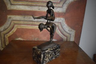 Figura bronce niñas base mármol