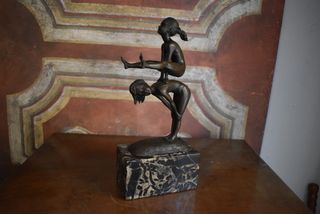 Figura bronce niñas base mármol