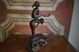 Figura bronce niñas base mármol