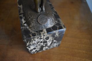 Figura bronce niñas base mármol