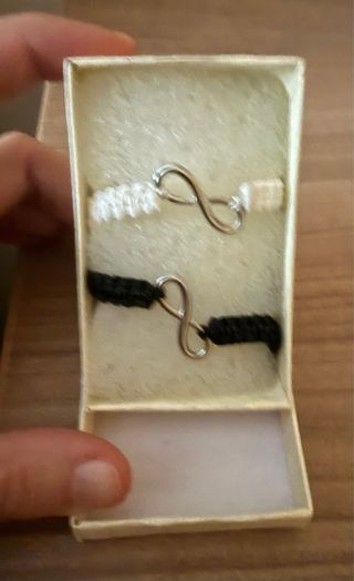 2 Pulseras Infinito (Blanca y Negra)