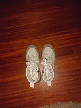 Botines crema con cremallera y cordones