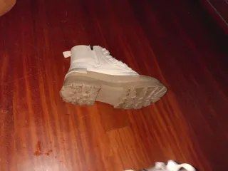 Botines crema con cremallera y cordones