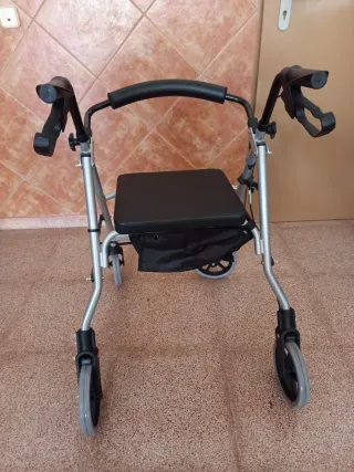 Andador con asiento y ruedas