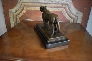 Figura de bronce de una leona sobre base de marmol