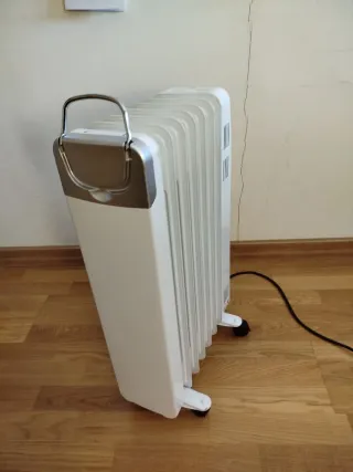 Radiador eléctrico blanco y plateado