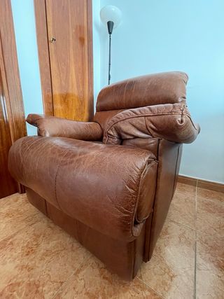sillón reclinable de piel marrón