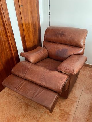 sillón reclinable de piel marrón