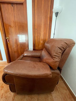 sillón reclinable de piel marrón