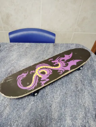 Monopatín con diseño de dragón