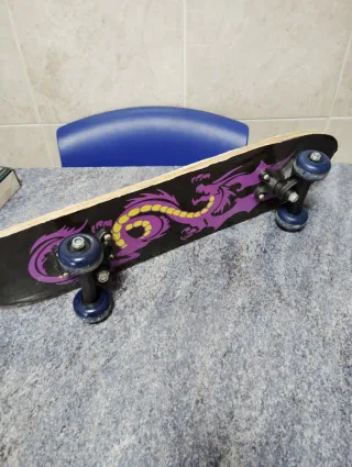 Monopatín con diseño de dragón