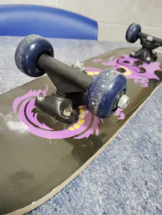 Monopatín con diseño de dragón