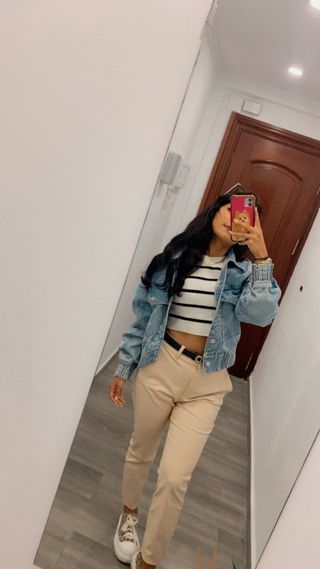 Chaqueta vaquera y pantalón beige