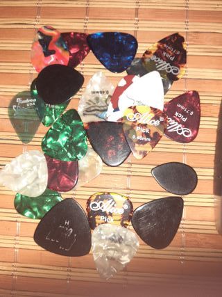 Cejilla y púas guitarra