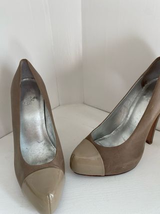 Zapatos de tacón beige y marrón