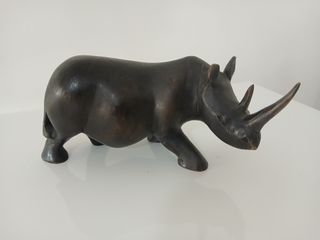 Scultura Rinoceronte in Legno Intagliato