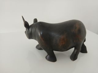 Scultura Rinoceronte in Legno Intagliato