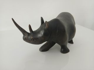 Scultura Rinoceronte in Legno Intagliato