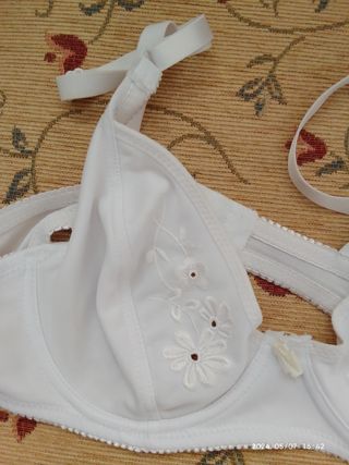 Sujetador blanco con bordado floral