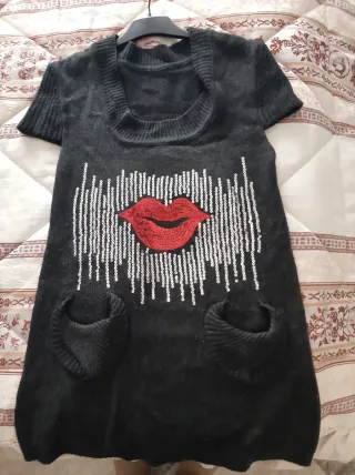 Jersey largo con labios y lentejuelas