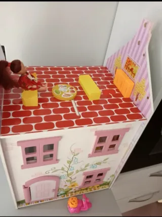 Casa de madera para muñecas con accesorios