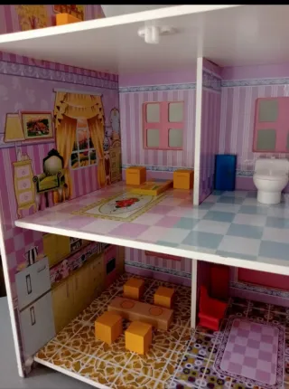 Casa de madera para muñecas con accesorios