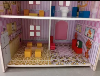 Casa de madera para muñecas con accesorios