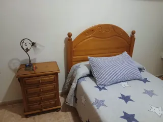 Cama individual y mesita de noche madera