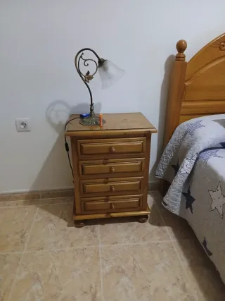 Cama individual y mesita de noche madera