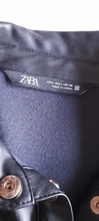 Camisa Zara efecto piel negra