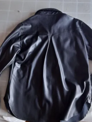 Camisa Zara efecto piel negra