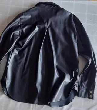 Camisa Zara efecto piel negra