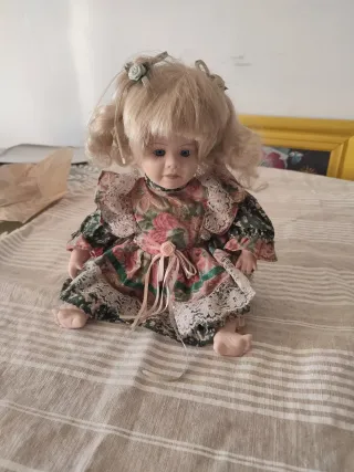 Muñeca de porcelana vintage
