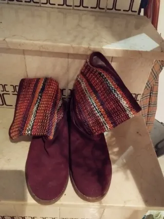 Botas de ante con estampado étnico