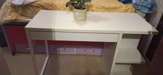 Escritorio blanco con cajón y estantería