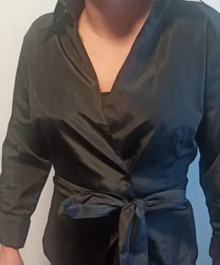 Blusa negra con lazada