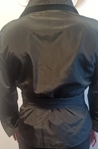 Blusa negra con lazada