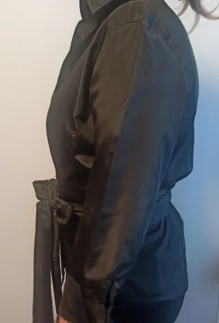 Blusa negra con lazada