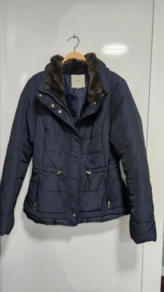 Chaqueta acolchada azul marino con cuello de pelo