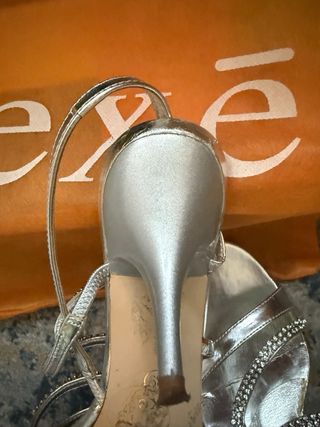 Sandalias de fiesta plateadas con pedrería