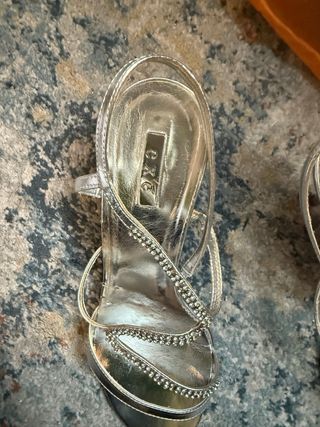 Sandalias de fiesta plateadas con pedrería