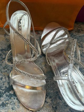 Sandalias de fiesta plateadas con pedrería