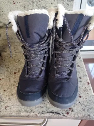 Botas de nieve azules con forro blanco