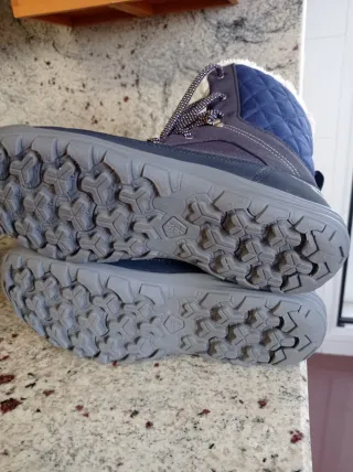 Botas de nieve azules con forro blanco